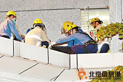 女子在翠屏南鸷翠乐楼跳楼死在檐篷。图片来源香港《文汇报》