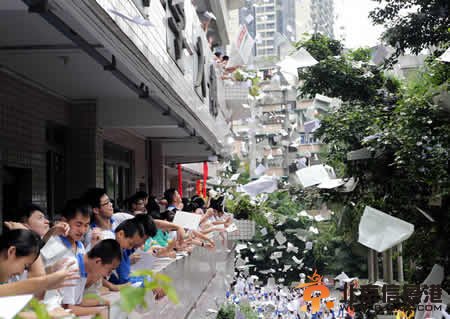 2014高考倒计时 学生将废弃试卷扔出教室减压
