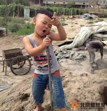 工地重金属摇滚弟走红图片曝光 特别有<a href='http://www.bjxxg.cn/ent/mingxing/' target='_blank'><u>明星</u></a>范儿