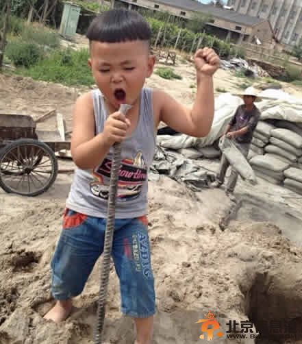 工地重金属摇滚弟走红图片曝光 特别有<a href='http://www.bjxxg.cn/ent/mingxing/' target='_blank'><u>明星</u></a>范儿