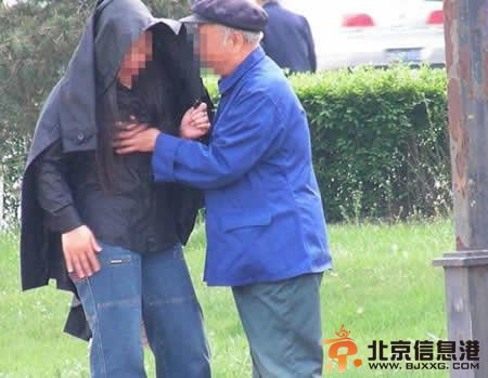 哈尔滨江边现涉黄服务老头乐图片曝光 不忌讳旁人的目光搂抱慰藉