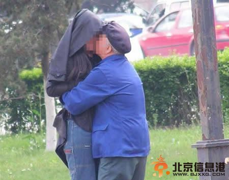 哈尔滨江边现涉黄服务老头乐图片曝光 不忌讳旁人的目光搂抱慰藉