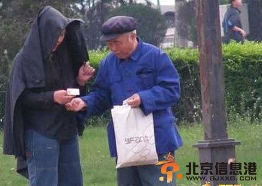 哈尔滨江边老头乐现场交易图片曝光 光天化日之下亲吻不顾晚节