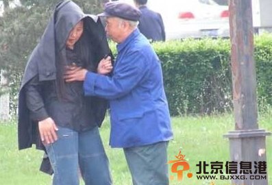 哈尔滨江边老头乐现场交易图片曝光 光天化日之下亲吻不顾晚节