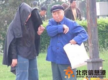 哈尔滨江边老头乐现场交易图片曝光 光天化日之下亲吻不顾晚节