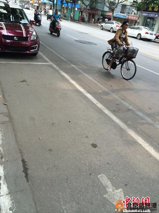 南京部分慢车道变停车位 停车费翻番市民怨添堵 