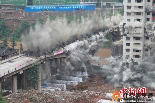 贵州仁怀茅台大桥及钟楼定向爆破拆除成功（图）