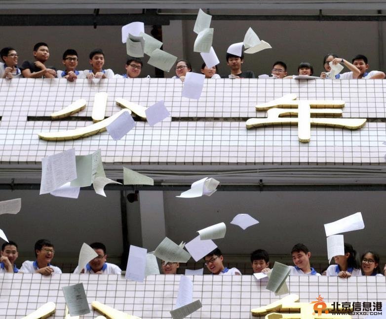 广州高三学生高考前歇斯底里的放纵与狂欢：试卷如雪花飘荡校园