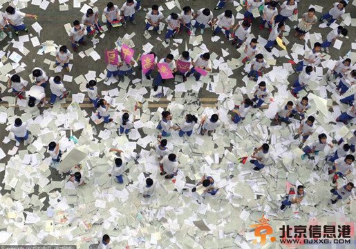 广州高三学生高考前歇斯底里的放纵与狂欢：试卷如雪花飘荡校园
