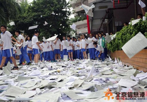 广州高三学生高考前歇斯底里的放纵与狂欢：试卷如雪花飘荡<a href='http://www.bjxxg.cn/edu/xiaoyuan/' target='_blank'><u>校园</u></a>