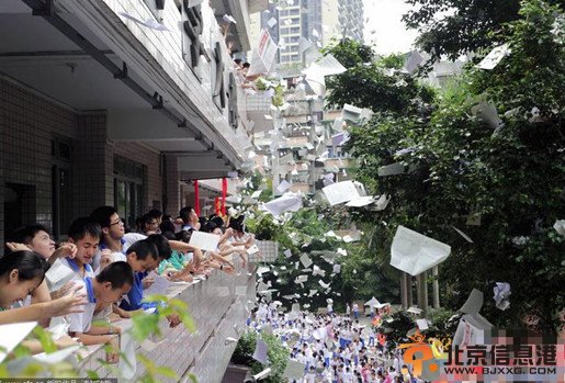 广州高三学生高考前歇斯底里的放纵与狂欢：试卷如雪花飘荡校园