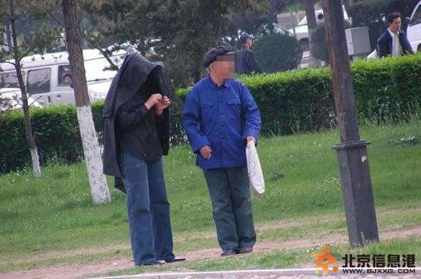 哈尔滨街头公开上演&ldquo;老头乐&rdquo;色情搂抱亲吻行为 年过半百老人如此不矜持