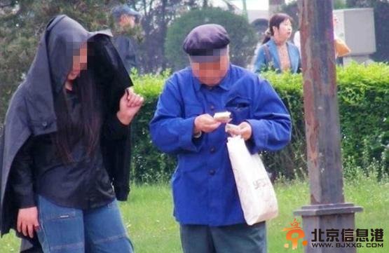 哈尔滨街头公开上演&ldquo;老头乐&rdquo;色情搂抱亲吻行为 年过半百老人如此不矜持