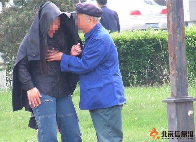 哈尔滨街头公开上演&ldquo;老头乐&rdquo;色情搂抱亲吻行为 年过半百老人如此不矜持