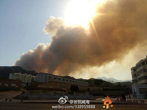 山东威海大火现场图片燃势汹涌犹如火烧云 浓烟滚滚直升机救援