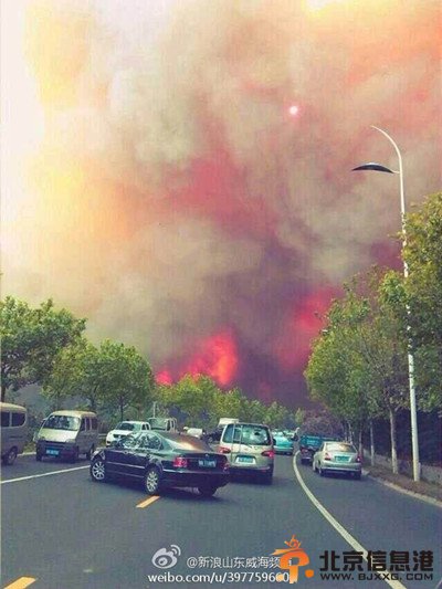 山东威海大火现场图片燃势汹涌犹如火烧云 浓烟滚滚直升机救援