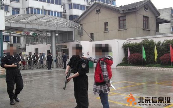 郑州一幼儿园警察表演枪支走火致5人受伤 走火现场高清图片