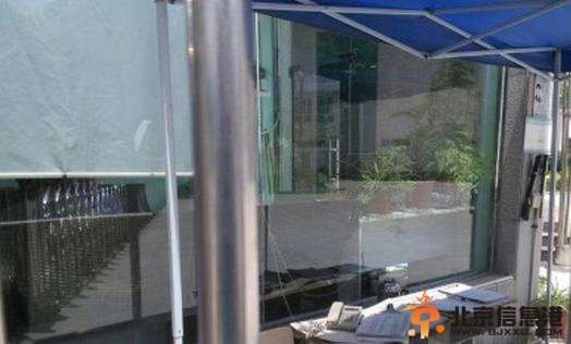 郑州一幼儿园警察表演枪支走火致5人受伤 走火现场高清图片