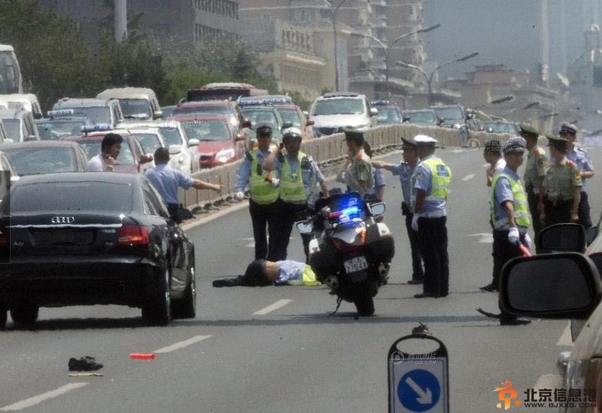 北京无牌奥迪车撞飞交警嚣张气焰谁在背后助长？40度高温交警浑身血迹横躺马路