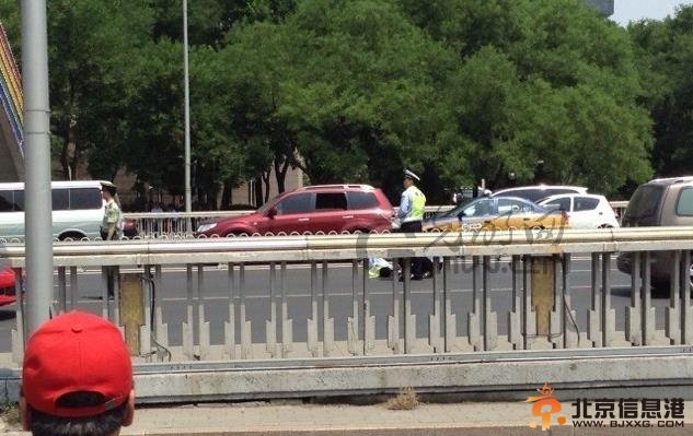 <a href='http://www.bjxxg.cn/news/beijing/' target='_blank'><u>北京</u></a>无牌奥迪车撞飞交警嚣张气焰谁在背后助长？40度高温交警浑身血迹横躺马路
