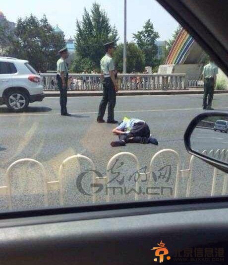 北京无牌奥迪车撞飞交警嚣张气焰谁在背后助长？40度高温交警浑身血迹横躺马路