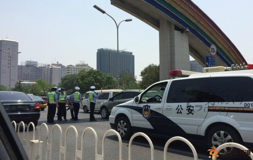 北京无牌奥迪车撞飞交警嚣张气焰谁在背后助长？40度高温交警浑身血迹横躺马路
