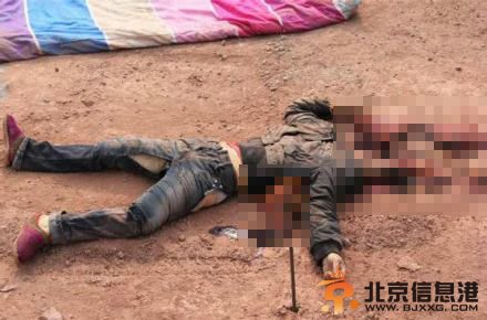 甘肃女村民堵路当场碾压致死如纸片人 政府6年不作为亦是刽子手