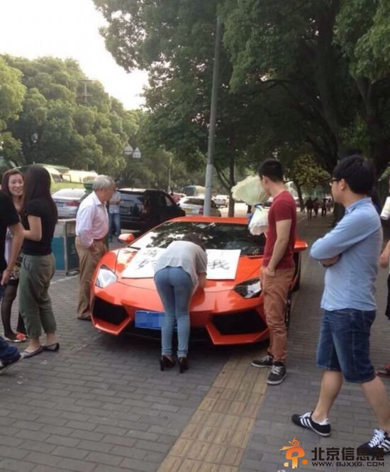 男子开豪车中学门前求婚现场图照片 求婚土豪身份暂不确定