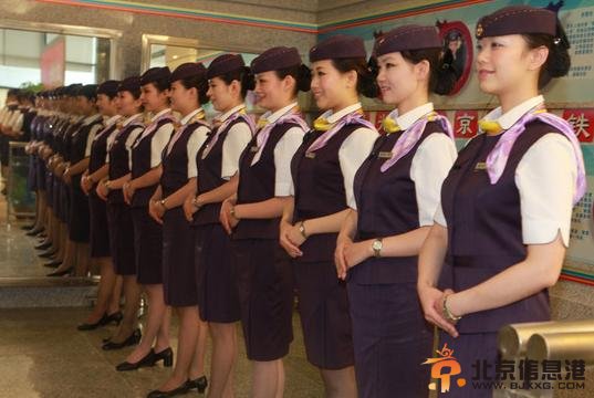 新疆高铁首开通上演动姐秀 盘点比空姐们还妖艳的新疆动姐