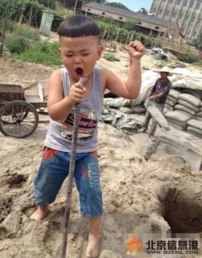 4岁&ldquo;摇摆小歌神&rdquo;忘情演唱舞台风萌翻网友 注定是歌神