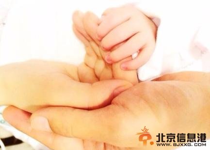 杨幂女儿小糯米真容照片曝光 唐嫣在刘恺威微博玩暧昧吃醋