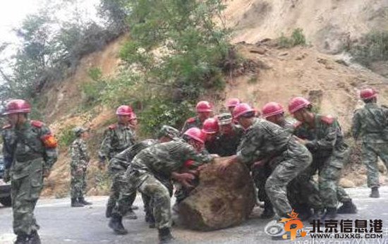 云南盈江再发6.1级地震救援现场高清图片 368名师生躲空地上