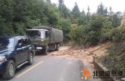 云南盈江再发6.1级地震救援现场高清图片 368名师生躲空地上