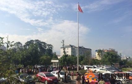 云南盈江再发6.1级地震救援现场高清图片 368名师生躲空地上