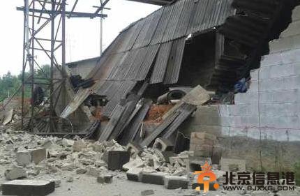 云南盈江再发6.1级地震救援现场高清图片 368名师生躲空地上