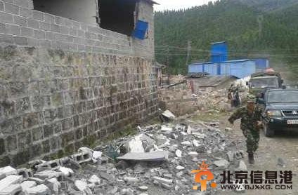 云南盈江再发6.1级地震救援现场高清图片 368名师生躲空地上