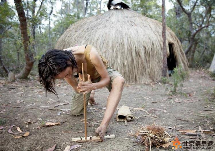 澳大利亚女子厌倦城市喧嚣 回归丛林独居做捕食猎人