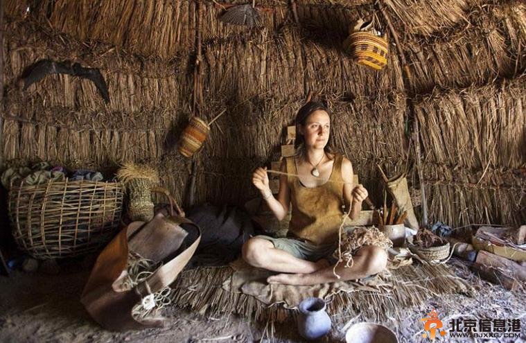 澳大利亚女子厌倦城市喧嚣 回归丛林独居做捕食猎人