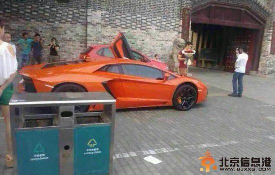 男子开豪车中学门前求婚：“萌萌，高考结束嫁给我”