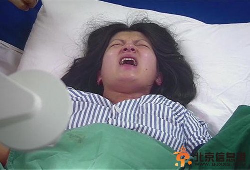 美国孕妇野外分娩真人秀引争议