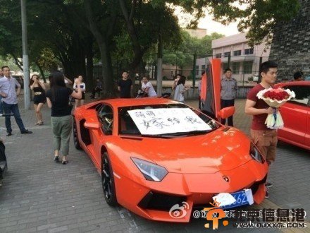 上海开豪车求婚当事人现身承认系拍微<a href='http://www.bjxxg.cn/ent/dianying/' target='_blank'><u>电影</u></a>炒作