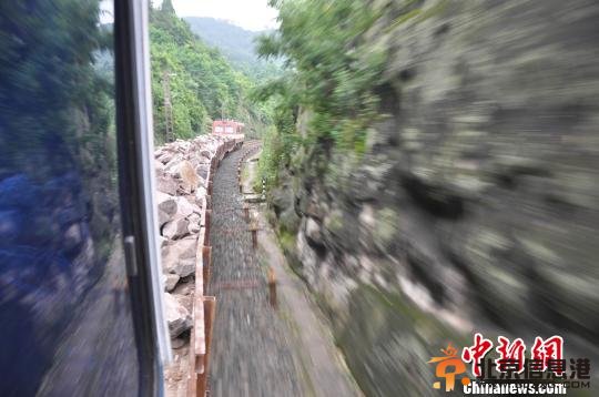 川黔铁路山体滑坡抢修持续29趟旅客列车迂回停运