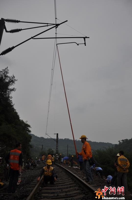 川黔铁路山体滑坡抢修持续 29趟旅客列车迂回停运 
