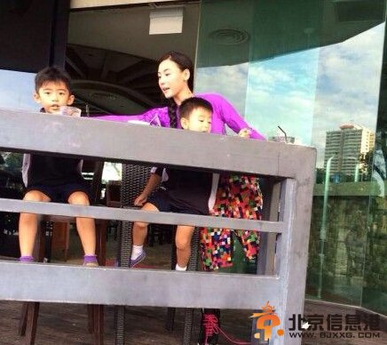 张柏芝穿花裤带子出游 两子兄弟装出镜有爱