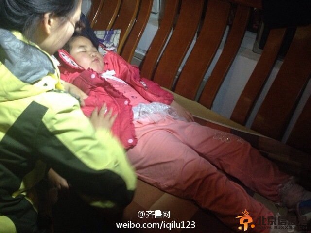 直击济南婴儿安全岛：6岁熟睡女孩被从车中推落马路