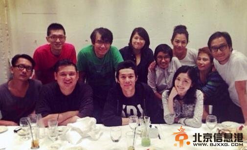 李悦彤、周柏豪、彭顺合影