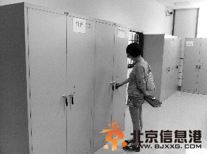 警察持枪巡逻高考 送考车不许送到校门口