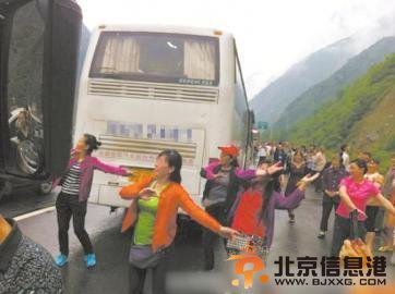 四川五大妈高速路堵车跳广场舞 民警称未违法