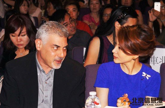 董卿在美国近照曝光 任好声音评委好身材击碎待产传言