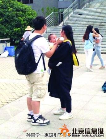 女生带宝宝拍毕业照 大三时怀孕坚持要生下来